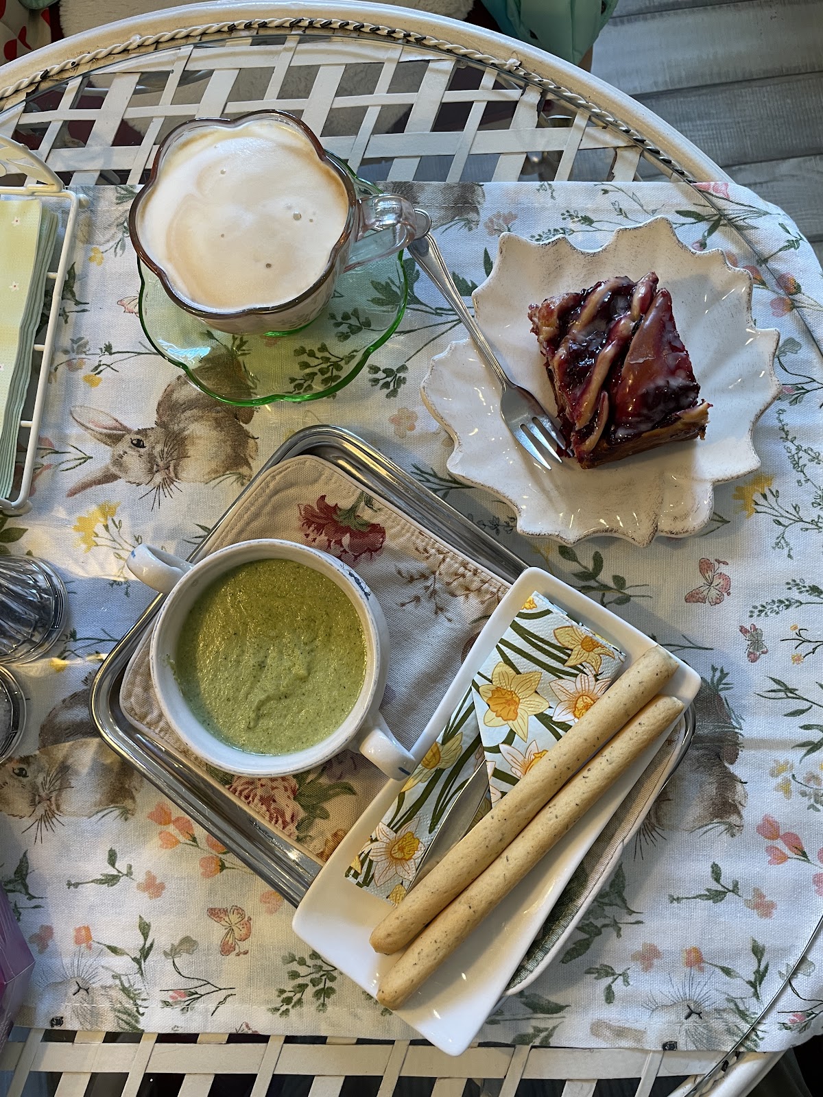 Mus matcha i czekoladowe ciasto na kwiecistym stole