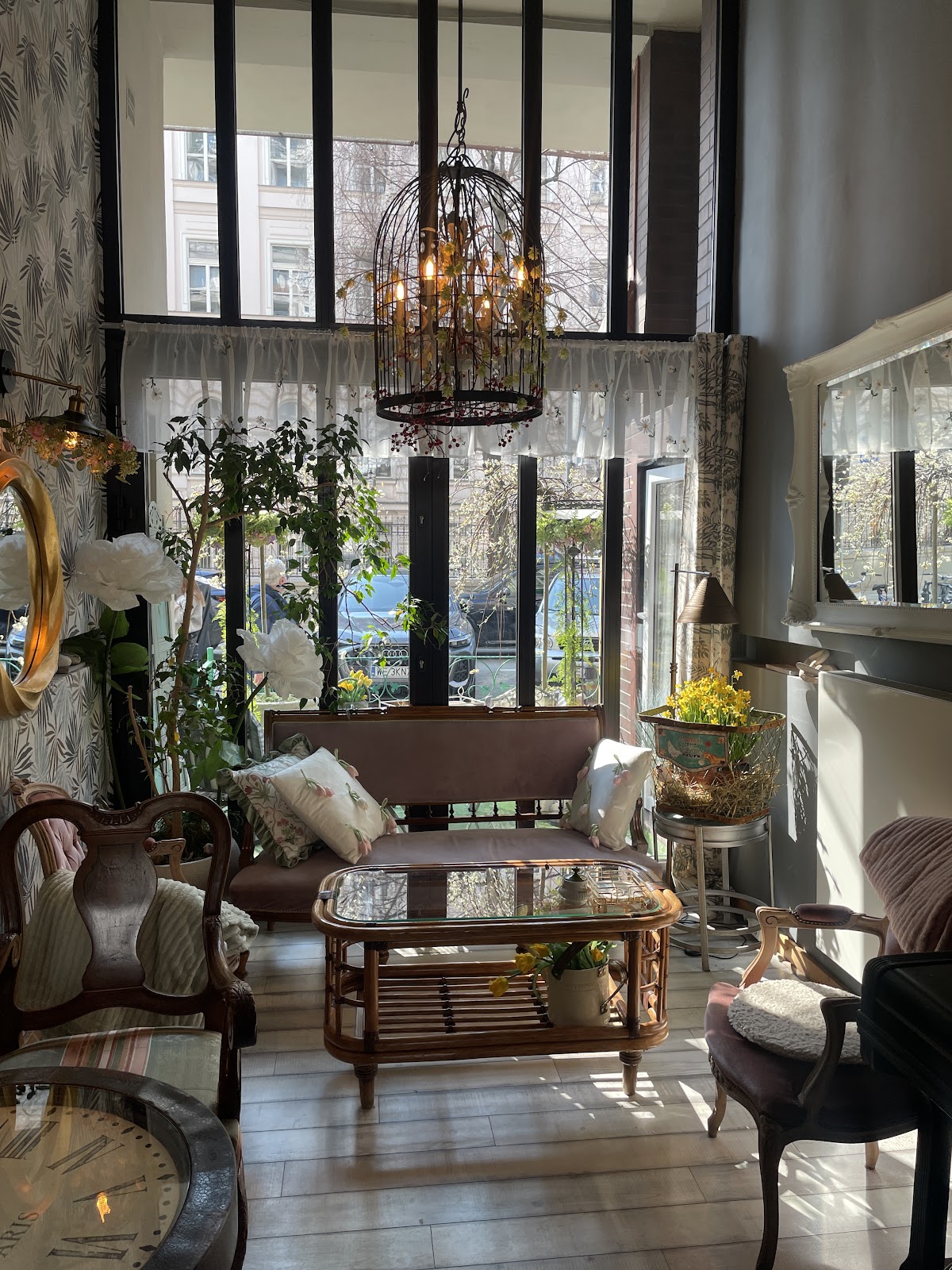 Secesyjny salon La Petite, żyrandol w kształcie klatki