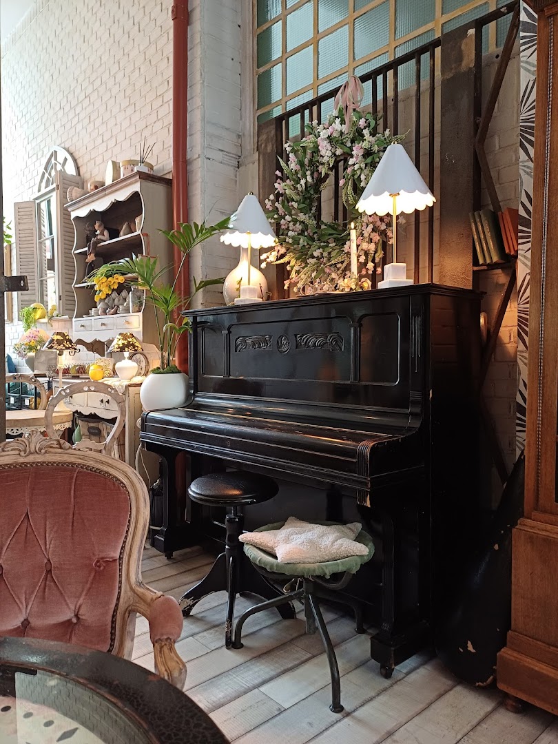 Zabytkowe pianino w salonie La Petite
